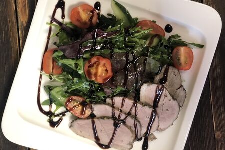 Салат с запечённой уткой, томатами черри и миксом салатов