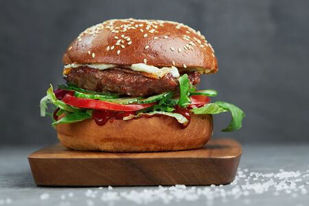 Бургер фирменный с картофелем по-деревенски