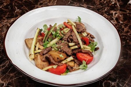 Теплый салат с говядиной