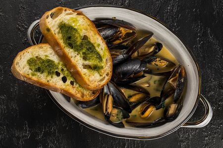 Мидии в соусе дорблю