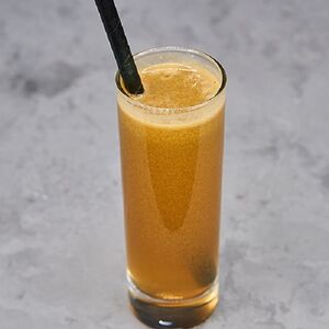 Свежевыжатый яблочный сок