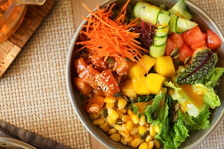 Боул с форелью и манго