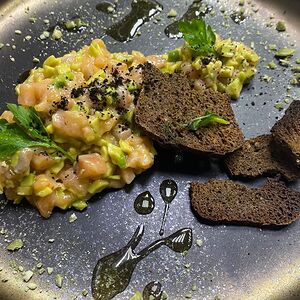 Тартар из лосося и авокадо с тостами