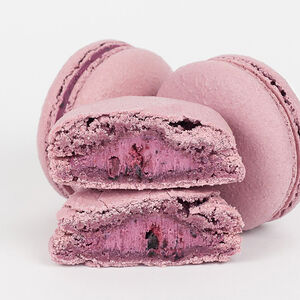 Макарон Чёрная смородина