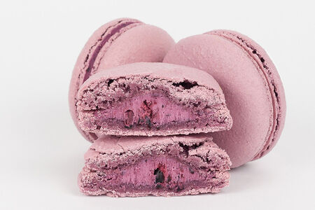 Макарон Чёрная смородина