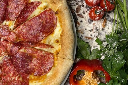 Четыре сыра с салями Милано