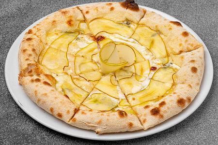 Пицца с грушей и горгонзолой