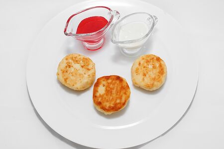 Сырник с вишневой начинкой внутри