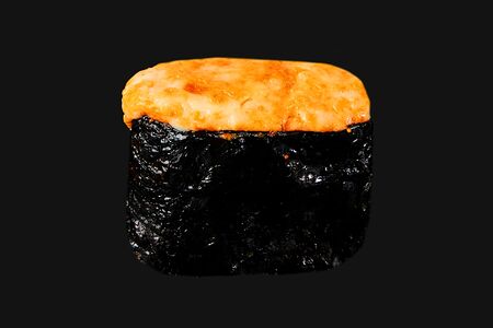 Запеченный гункан с лососем