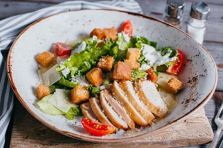 Салат Цезарь с куриной грудкой