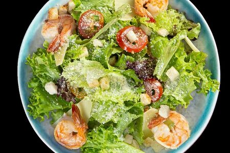 Салат Цезарь с тигровыми креветками