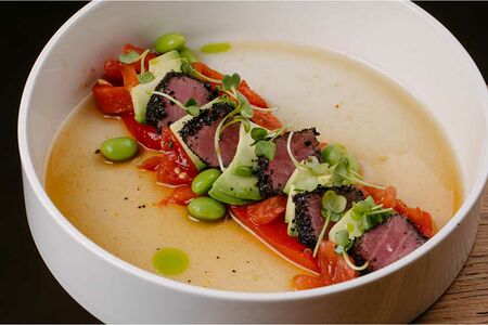 Татаки из тунца в нори с пряным печеным перцем, авокадо и соусом Понзу