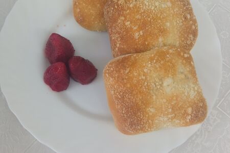 Пирожок печеный с клубникой