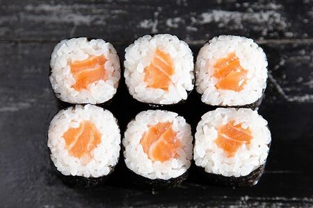 Хосомаки с лососем