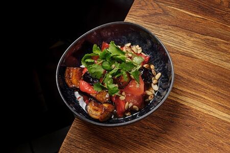 Теплый салат с баклажанами и печеным перцем