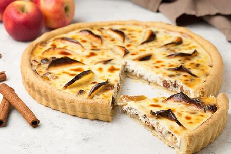 Пирог яблочный с изюмом и корицей