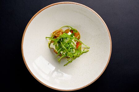 Страчателла с розовыми томатами и соусом песто