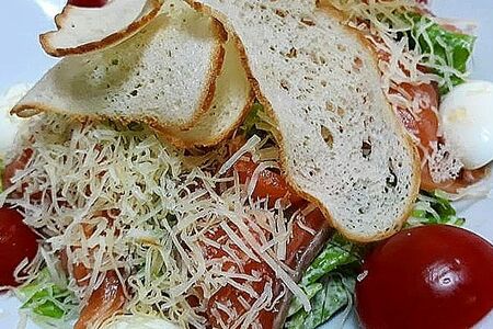 Салат Цезарь с лососем