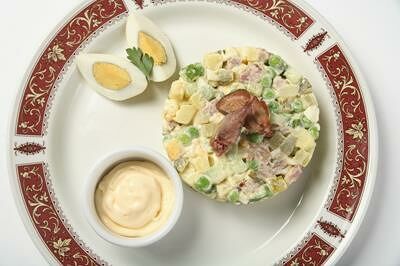 Русский салат с обжаренными филе перепелов