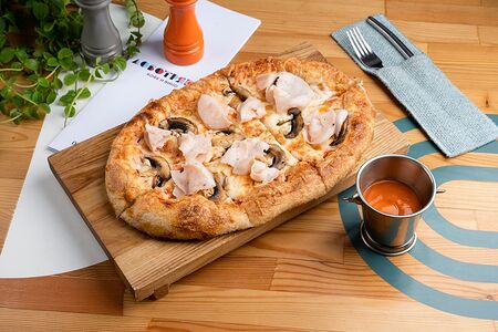 Пинца с домашней ветчиной и грибами