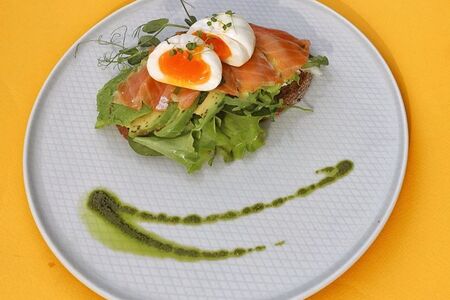 Тост с лососем и авокадо