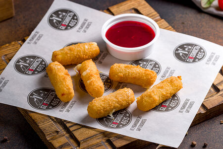 Сырные палочки с брусничным соусом