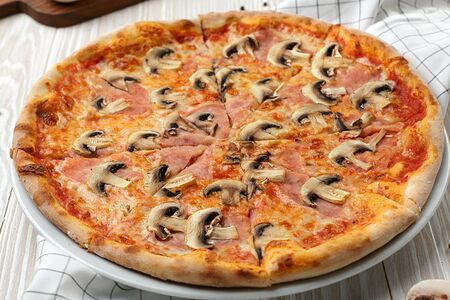 Пицца с ветчиной и грибами