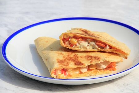 Кесадилья с индейкой и сыром