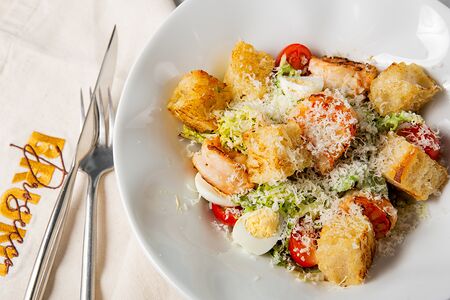 Цезарь с креветками в стиле Bruni