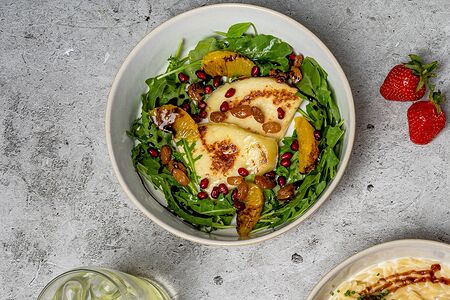 Халуми на гриле с рукколой и гранатом