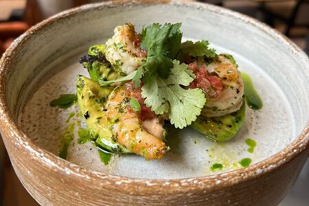 Авокадо гриль с креветками и томатной сальсой