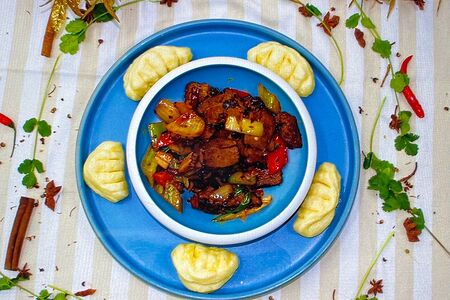 Жареная говядина с лепёшками