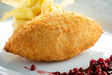 Котлета по-киевски с картофельным пюре и брусничным соусом