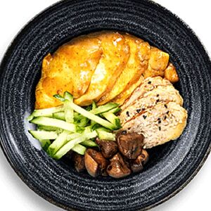 Донбури с цыпленком гриль и соусом карри