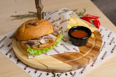 Бургер с брискетом