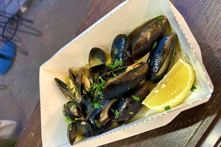 Мидии в винном соусе с овощами