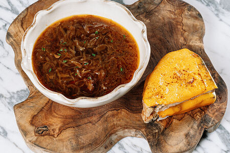 Луковый суп с гренками