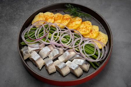 Каспийская сельдь с жареным картофелем