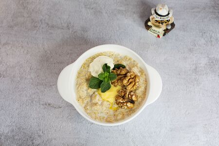 Овсяная каша на молоке с медом и орешками