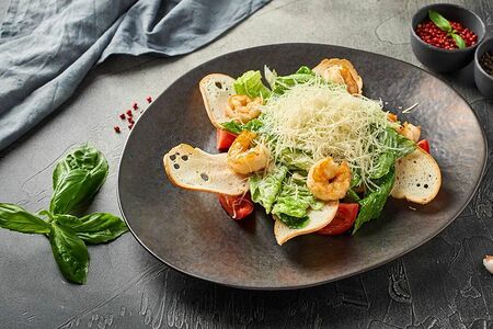 Цезарь с тигровыми креветками