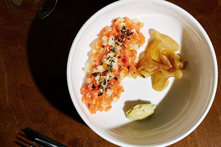 Тартар из лосося с гуакамоле и кунжутным дайконом