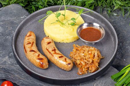 New колбаски с картофельным пюре и тушеной капустой