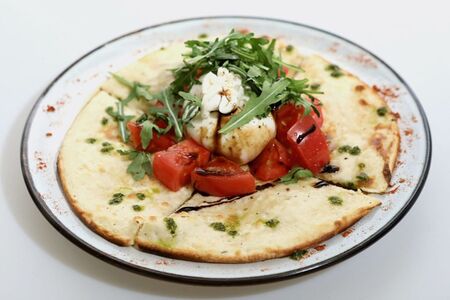 Салат Капричио на фокачче