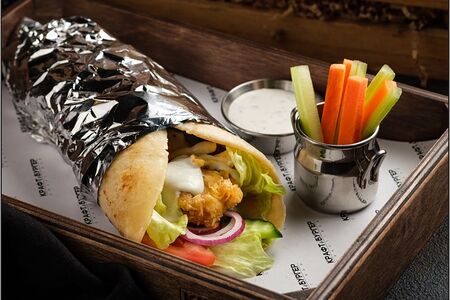 Крафт Гирос Чикен с соусом блю чиз