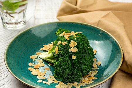 Брокколи с миндалем