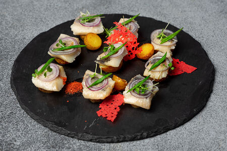 Сельдь Норманди с молодым картофелем и крымским луком