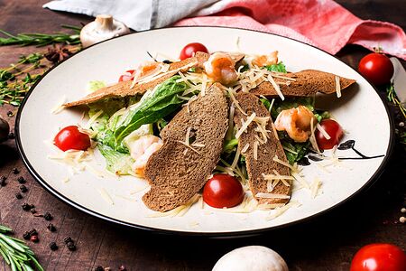 Салат Цезарь с тигровыми креветками в травах