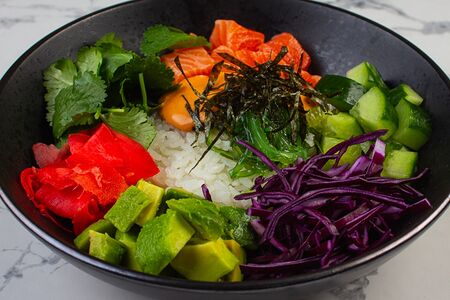 Салат поке с лососем