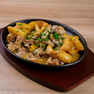 Сковорода со свининой и картофелем