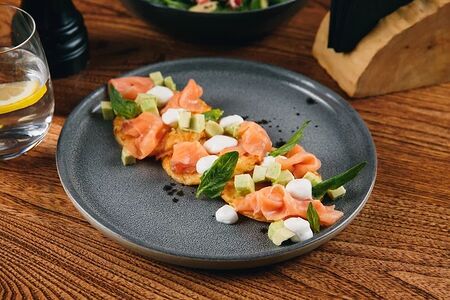 Драники, лосось, авокадо, сырный мусс